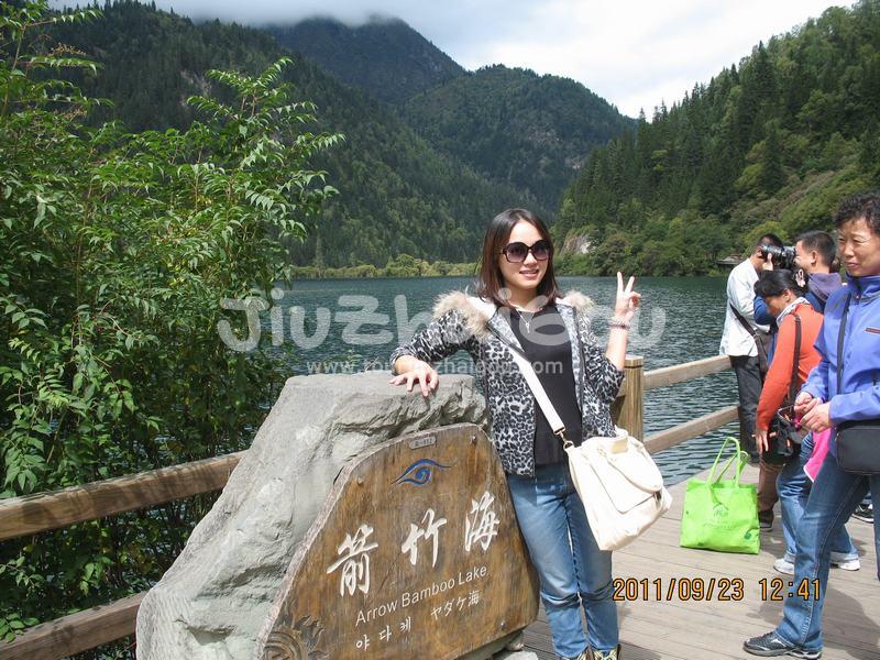 Beautiful Girls in Jiuzhaigou