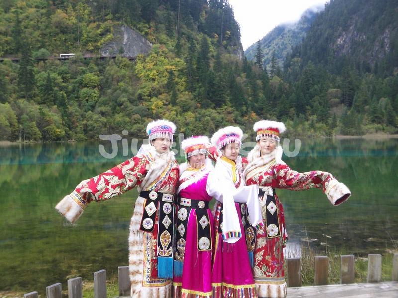 Beautiful Girls in Jiuzhaigou