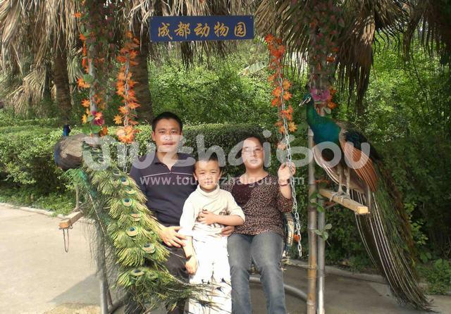 Happy group photo in Chengdu Zoo