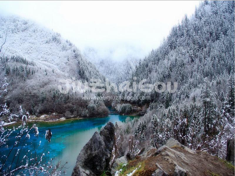 Snowy Five-Flower Lake in Jiuzhaigou 