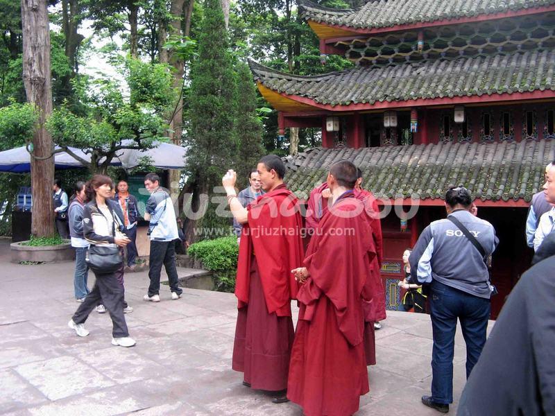 Wannian Temple in Mount Emei 