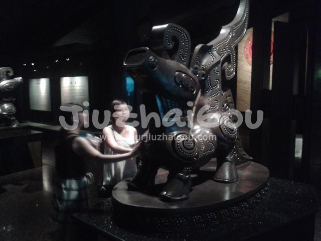 Visitors in Sanxingdui Museum 