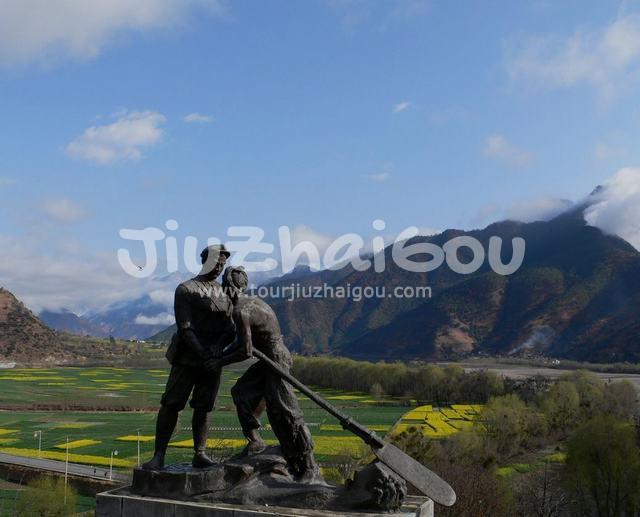 Shigu Town Statues
