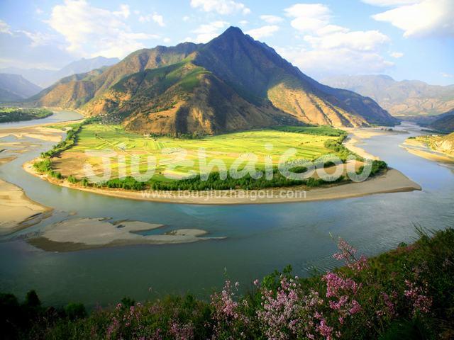 The First Bend of the Yangtze River in Shigu Town