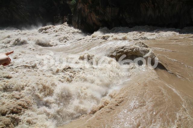 The surging river in Tiger Leaping Gorge