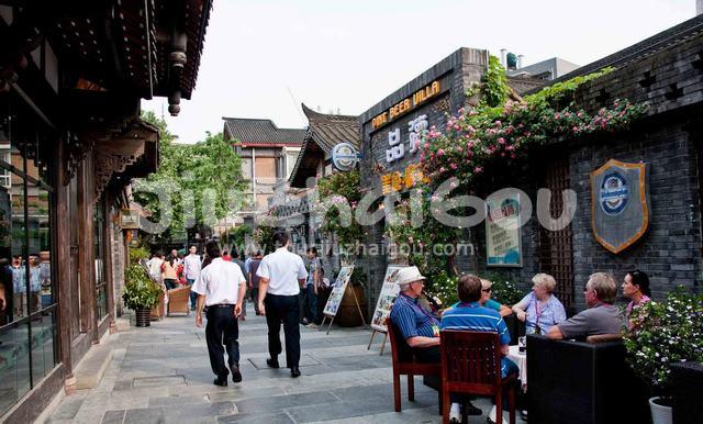 Stroll in Wide and Narrow Lanes 