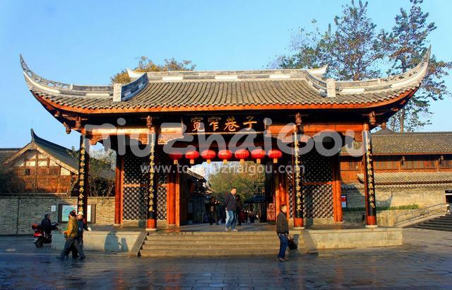 Gate of Wide and Narrow Lanes 