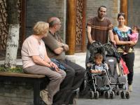 Foreign Tourists Visit Chengdu Wide and Narrow Lanes 