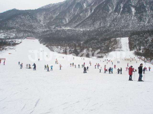 Skiing in Xiling Snow Mountain