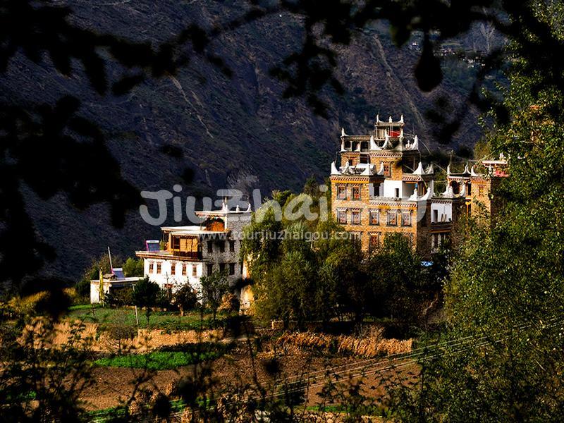 Zhonglu Tibetan Village