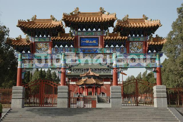 The Gate of Zhongyue Temple 