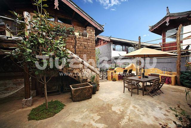 A Coffee Shop in Lijiang Shuhe Old Town
